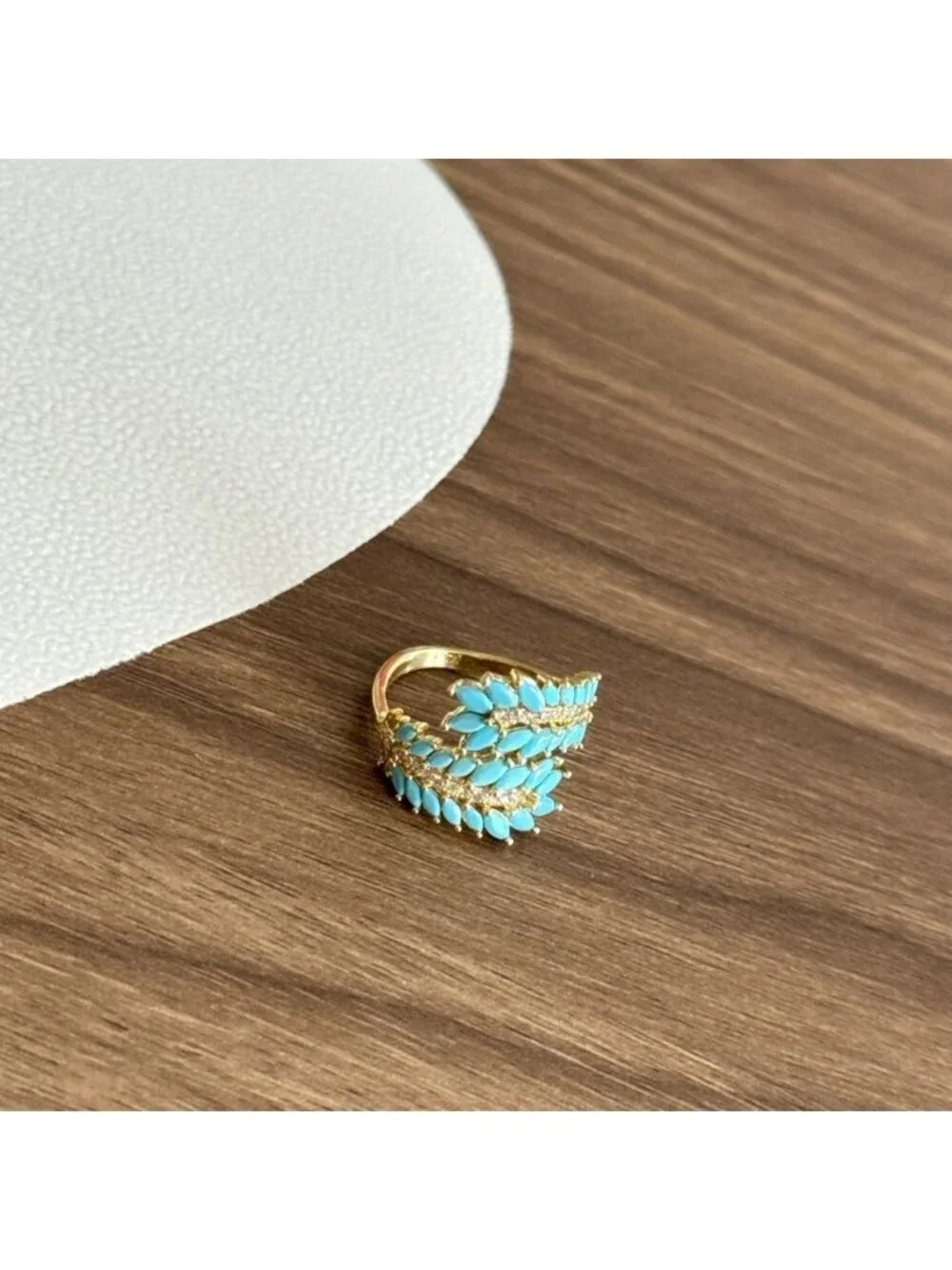 Elegant Turquoise and Gold Ring Q192